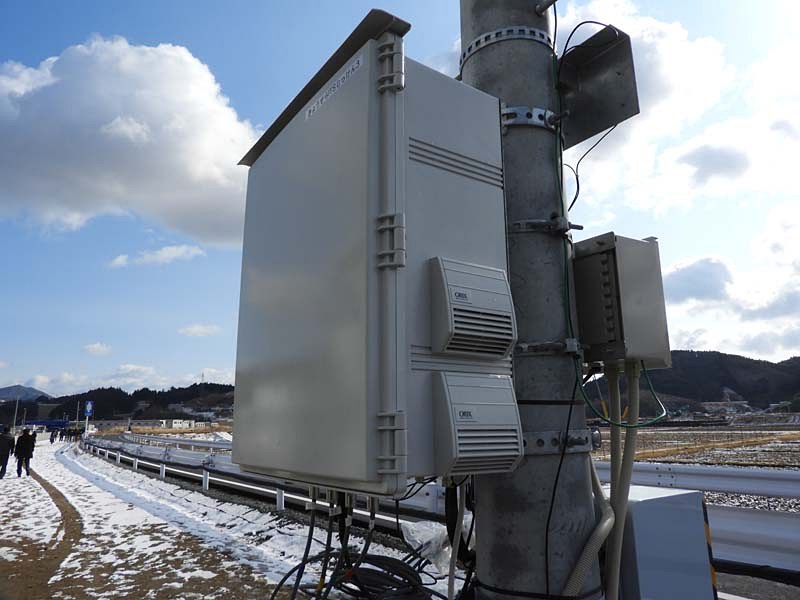 京セラが設置した700MHz帯ITS無線のアンテナ（左）と、送受信機（右）。送受信機はバス車両内にも同じものを設置