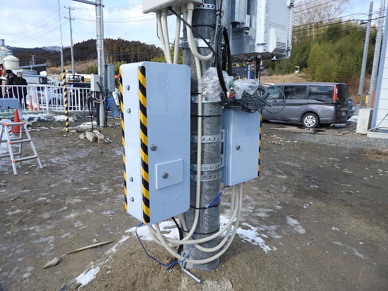 日本信号が設置した信号制御装置（左）。報道関係者用に設置された信号情報を可視化するための信号機（中央）。実際には無線で車両に信号が届くのでこのような信号機の設置は無用である。車内運転席横と運転席背面モニタに信号が点灯する（右）