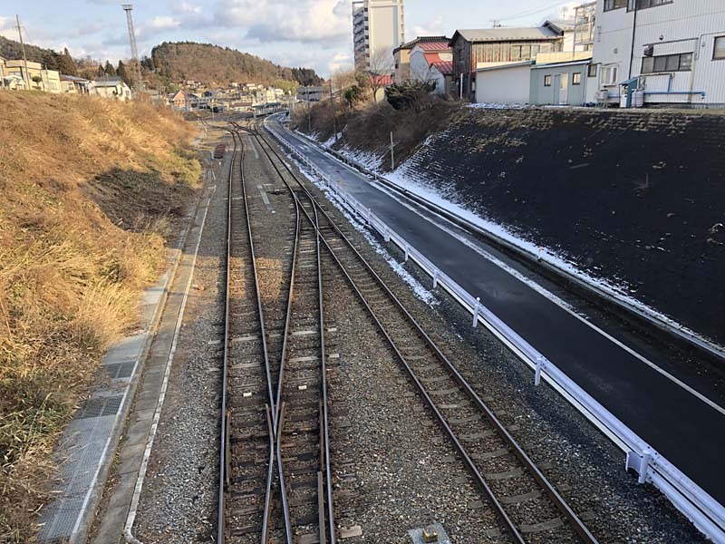 気仙沼駅手前の鉄道網とBRTの並走区間。気仙沼線の線路がBRT専用道になった