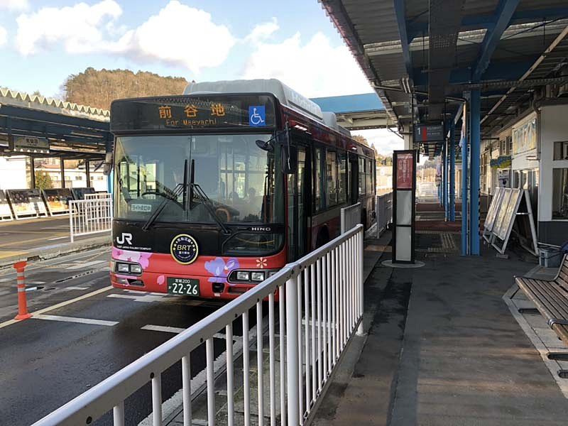気仙沼駅を出発するBRT気仙沼線のバス