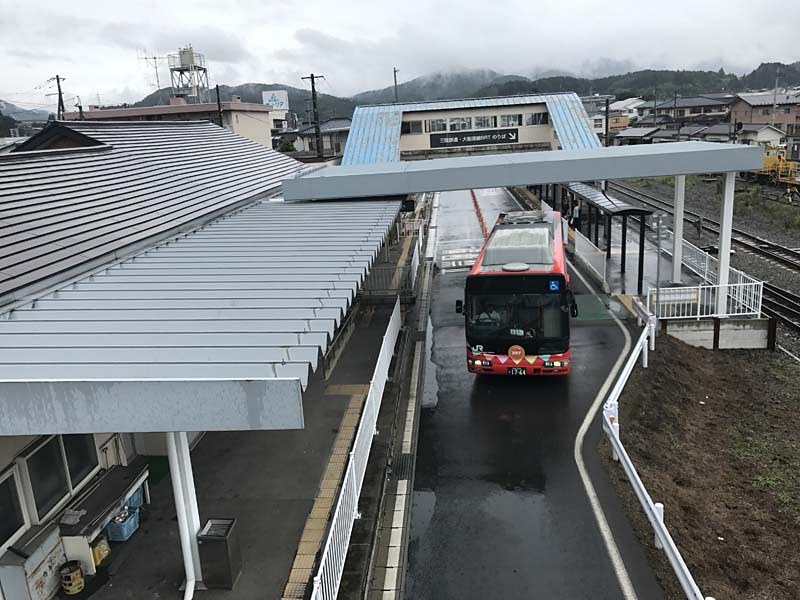 鉄道網とBRTが接続する駅ではBRTは駅構内から発着、鉄道から簡単に乗り換えできるようになっている。写真は盛駅
