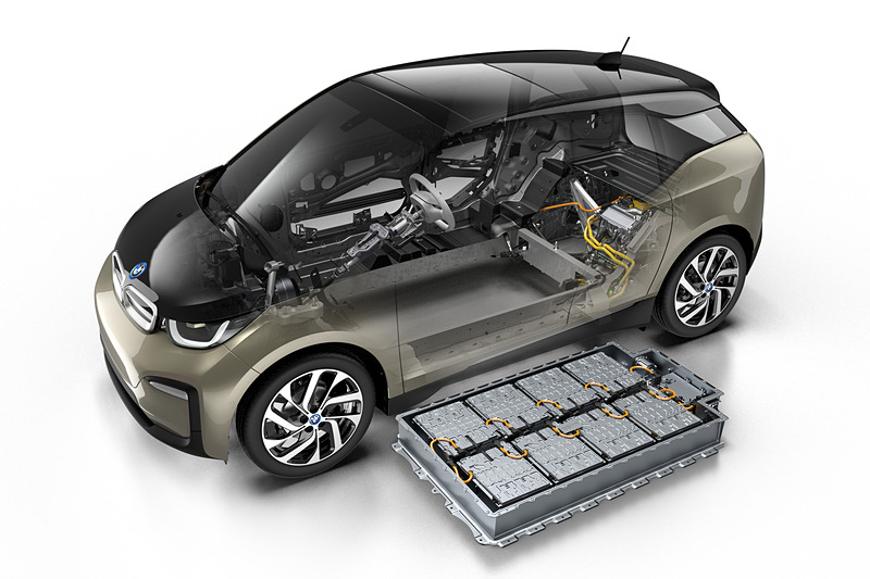 容量を約30％拡大した新型リチウムイオンバッテリーを搭載し、総電力量はこれまでの33kWhから42kWhに増加。1回の充電走行可能距離はWLTCモードで360km、レンジ・エクステンダー装備車では466kmを達成