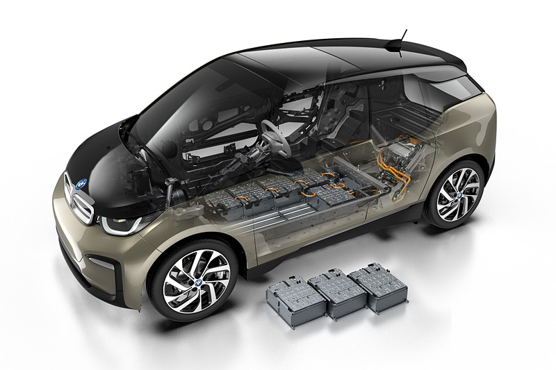 容量を約30％拡大した新型リチウムイオンバッテリーを搭載し、総電力量はこれまでの33kWhから42kWhに増加。1回の充電走行可能距離はWLTCモードで360km、レンジ・エクステンダー装備車では466kmを達成