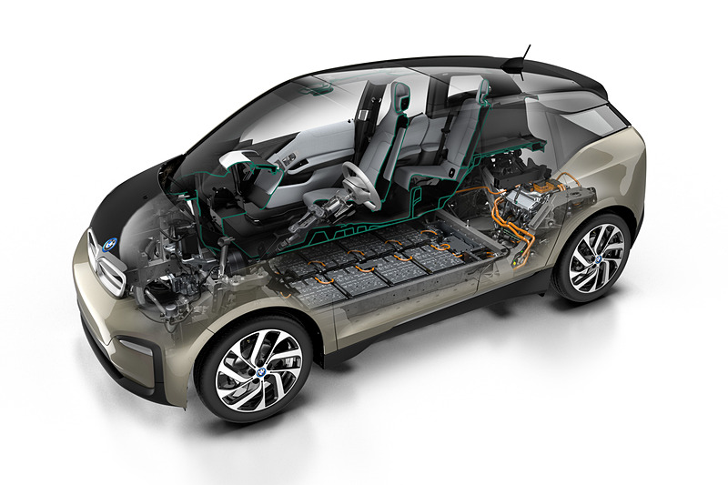 容量を約30％拡大した新型リチウムイオンバッテリーを搭載し、総電力量はこれまでの33kWhから42kWhに増加。1回の充電走行可能距離はWLTCモードで360km、レンジ・エクステンダー装備車では466kmを達成