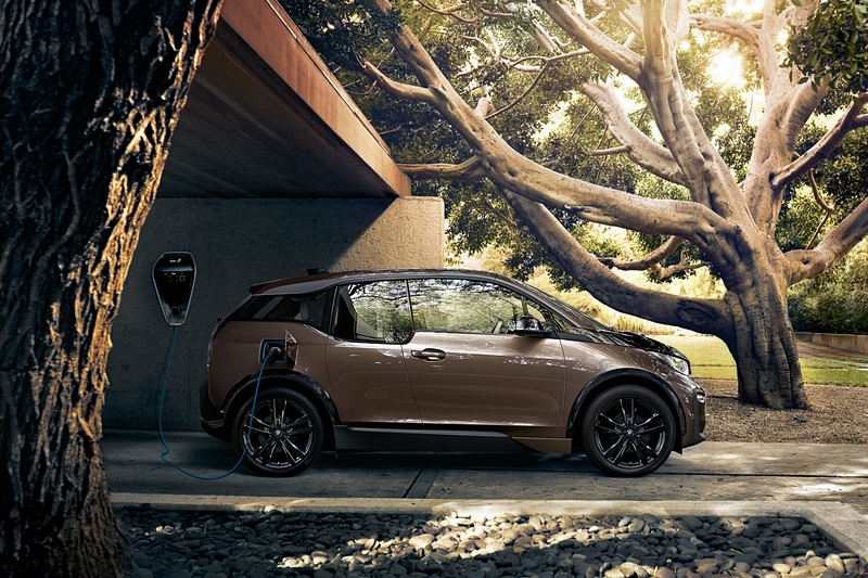 CHAdeMO（チャデモ）方式の急速充電に対応して、約50分で80％まで充電可能。標準装備されている3.7kWの普通充電では約12時間で満充電となる