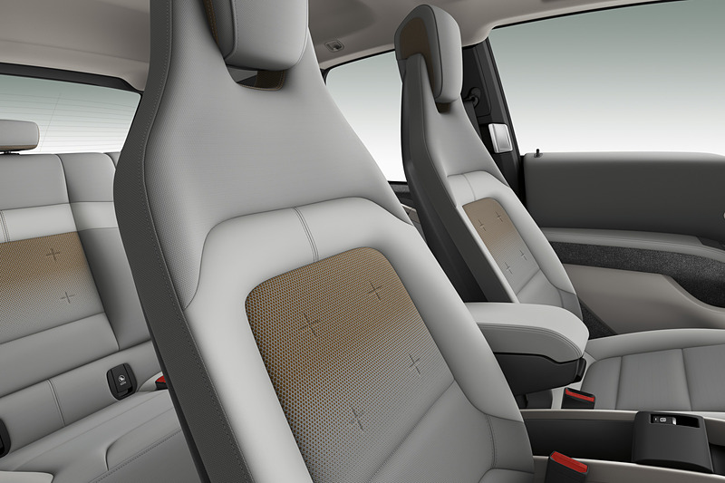 インテリアは、クールで洗練された印象の「ATELIER（アトリエ）」のほか、ソラリック・ブラウンのウール地にナチュラル・レザーを組み合わせたシートを新採用したモダンでナチュラルな「LODGE（ロッジ）」、ダーク・トリュフ/カーボン・ブラックのヴァーネスカ・レザーをシートとダッシュボードに用いて、高級感を演出した「SUITE（スイート）」の3つをラインアップ