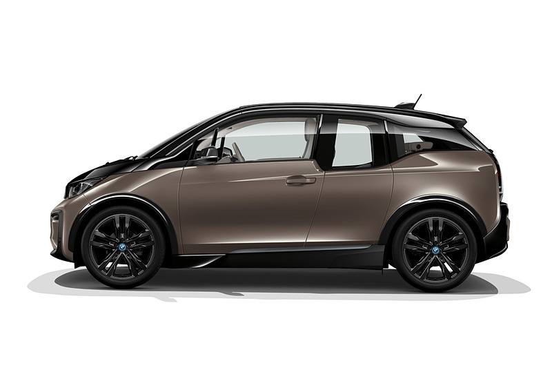 i3のボディサイズは4020x1775x1550mm（全長×全幅×全高）、ホイールベースは2570mm。最高出力125kW（170PS）/5200rpm、最大トルク250Nm（25.5kgfm）/100-4800rpmを発生する「P250」型モーターを搭載し、後輪を駆動する。また、レンジ・エクステンダー装備車は、発電用の直列2気筒DOHC「W20K06A」型エンジンを搭載する