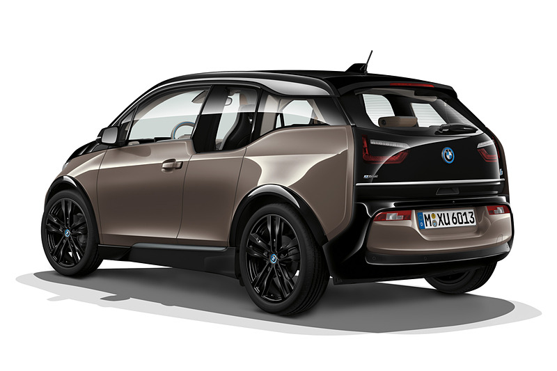 i3のボディサイズは4020x1775x1550mm（全長×全幅×全高）、ホイールベースは2570mm。最高出力125kW（170PS）/5200rpm、最大トルク250Nm（25.5kgfm）/100-4800rpmを発生する「P250」型モーターを搭載し、後輪を駆動する。また、レンジ・エクステンダー装備車は、発電用の直列2気筒DOHC「W20K06A」型エンジンを搭載する