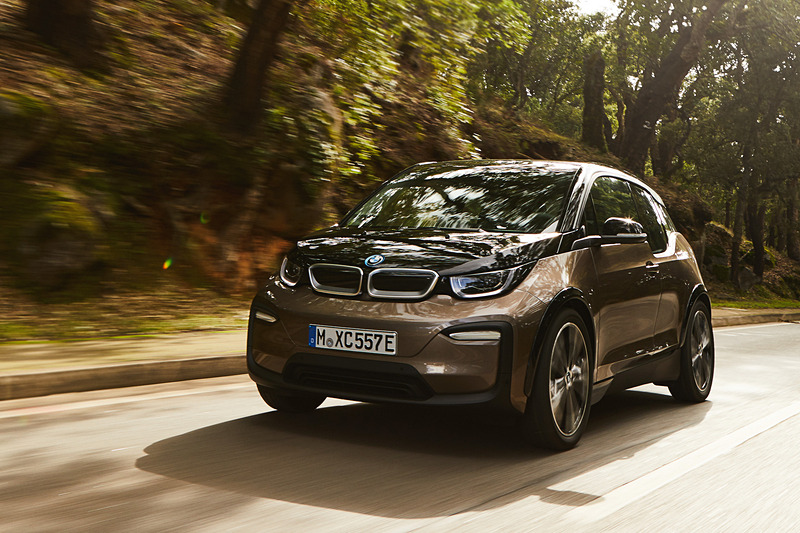 容量を約30％拡大した120Ahの新型バッテリーを搭載する「i3」