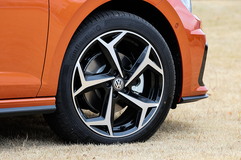 エクステリアでは専用デザインとなる5スポークデザインの17インチアルミホイール（タイヤサイズ：215/45 R17）やツインエキゾーストフィニッシャーを採用するとともに、専用のバンパー（前後）、リップスポイラー＆リアスポイラー、ブラックサイドスカートなどを装備。電子制御式デファレンシャルロック“XDS”、スポーツサスペンションなども用いて走行性能を高めているのも特徴の1つになる。ボディカラーは「ピュアホワイト」「ディープブラックパールエフェクト」とともに、有償オプションの「エナジェティックオレンジメタリック」「リーフブルーメタリック」という計4色設定