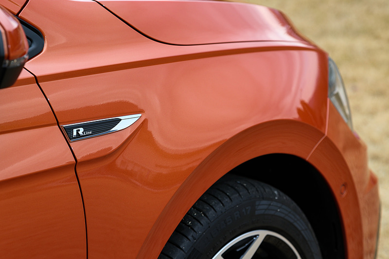 エクステリアでは専用デザインとなる5スポークデザインの17インチアルミホイール(タイヤサイズ:215/45 R17)やツインエキゾーストフィニッシャーを採用するとともに、専用のバンパー(前後)、リップスポイラー&リアスポイラー、ブラックサイドスカートなどを装備。電子制御式デファレンシャルロック“XDS”、スポーツサスペンションなども用いて走行性能を高めているのも特徴の1つになる。ボディカラーは「ピュアホワイト」「ディープブラックパールエフェクト」とともに、有償オプションの「エナジェティックオレンジメタリック」「リーフブルーメタリック」という計4色設定