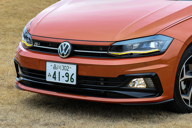 エクステリアでは専用デザインとなる5スポークデザインの17インチアルミホイール（タイヤサイズ：215/45 R17）やツインエキゾーストフィニッシャーを採用するとともに、専用のバンパー（前後）、リップスポイラー＆リアスポイラー、ブラックサイドスカートなどを装備。電子制御式デファレンシャルロック“XDS”、スポーツサスペンションなども用いて走行性能を高めているのも特徴の1つになる。ボディカラーは「ピュアホワイト」「ディープブラックパールエフェクト」とともに、有償オプションの「エナジェティックオレンジメタリック」「リーフブルーメタリック」という計4色設定