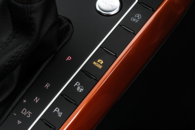TSI R-Lineのインテリアではステアリングにパドルシフトを標準装備するほか、走行モードとして「エコ」「ノーマル」「スポーツ」「カスタム」の4パターンを用意。ボディカラーで有償オプション色を選択すると、インテリアのインパネ加飾とセンターコンソールがボディカラーと同じ色になるとともに、シート表皮にボディカラーと同色のラインがデザインされる