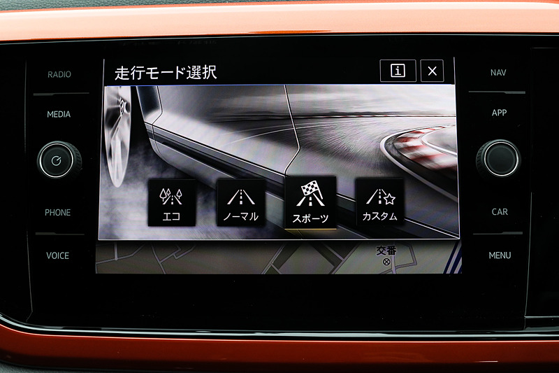 TSI R-Lineのインテリアではステアリングにパドルシフトを標準装備するほか、走行モードとして「エコ」「ノーマル」「スポーツ」「カスタム」の4パターンを用意。ボディカラーで有償オプション色を選択すると、インテリアのインパネ加飾とセンターコンソールがボディカラーと同じ色になるとともに、シート表皮にボディカラーと同色のラインがデザインされる