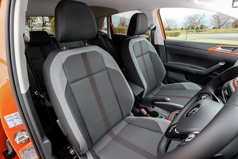 TSI R-Lineのインテリアではステアリングにパドルシフトを標準装備するほか、走行モードとして「エコ」「ノーマル」「スポーツ」「カスタム」の4パターンを用意。ボディカラーで有償オプション色を選択すると、インテリアのインパネ加飾とセンターコンソールがボディカラーと同じ色になるとともに、シート表皮にボディカラーと同色のラインがデザインされる