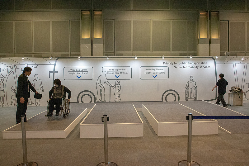 3番目はやさしい次世代の公共交通ゾーン。車いすに乗り、プラットフォームとバスの床の高さが違うことによる不都合を体験できる