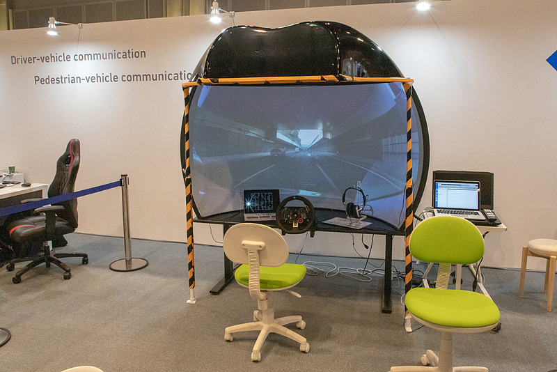 4つ目は自動運転車両と人の関係を解説するゾーン。自動運転から人へ切り替わる時の反応速度の体験や、自動運転システムが感知できない異変があった際のドライバーの対応を体験できるコーナーもある