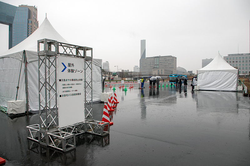 屋外エリアではバスの正着制御や歩行者ナビなどの体験コーナーがある。こちらも無料で体験できる