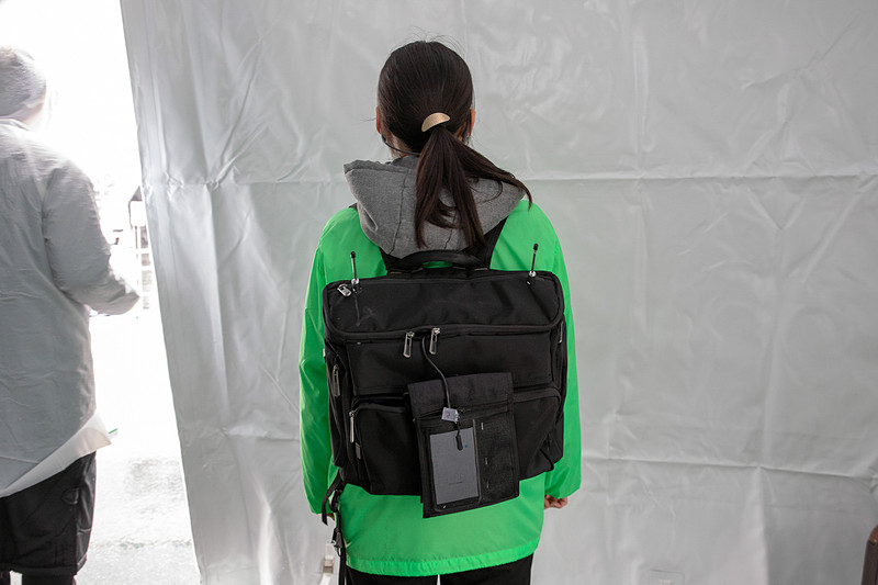 クルマと歩行者の両方に自らの位置を発信する装置を付けて、お互いが通信しあうことで、物陰でも接近が感知できるシステムのデモ。歩行者として体験できる