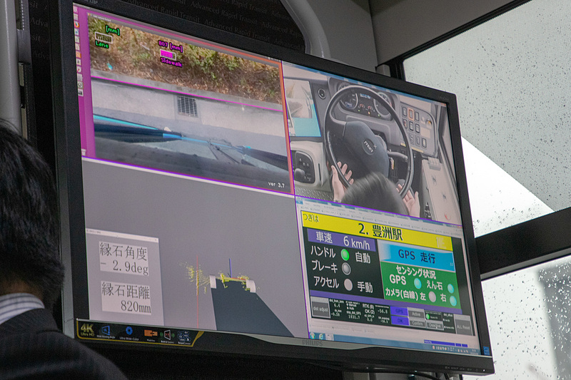 車内に設けられたモニターで、システムの動作状況や正着制御の様子を確認することができた