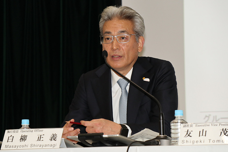 決算内容の評価などについて回答する白柳執行役員