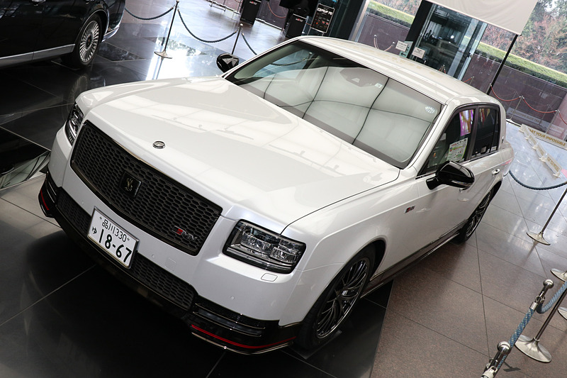 ボディカラーはセンチュリーの通常ラインアップにはないホワイト