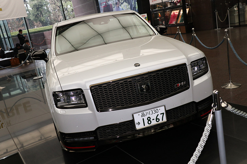 ボディカラーはセンチュリーの通常ラインアップにはないホワイト