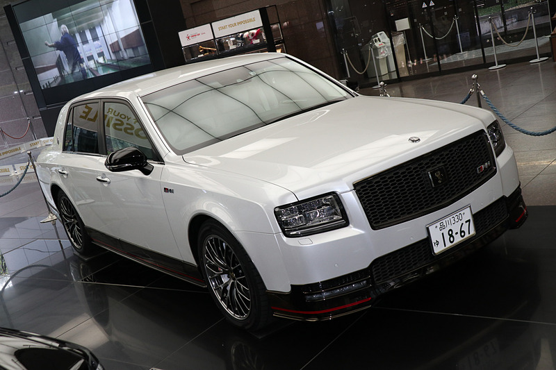 ボディカラーはセンチュリーの通常ラインアップにはないホワイト