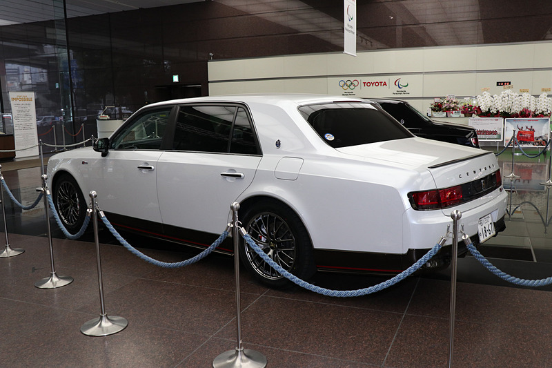 ボディカラーはセンチュリーの通常ラインアップにはないホワイト