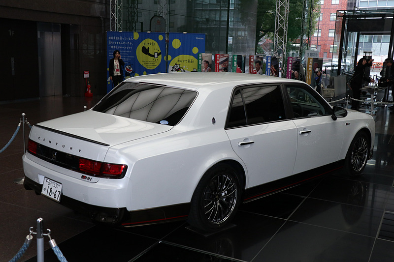 ボディカラーはセンチュリーの通常ラインアップにはないホワイト