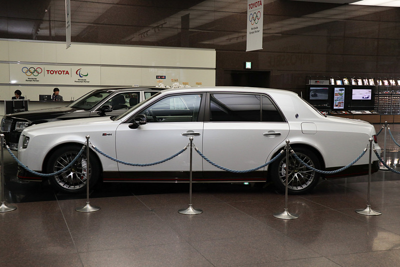 ボディカラーはセンチュリーの通常ラインアップにはないホワイト