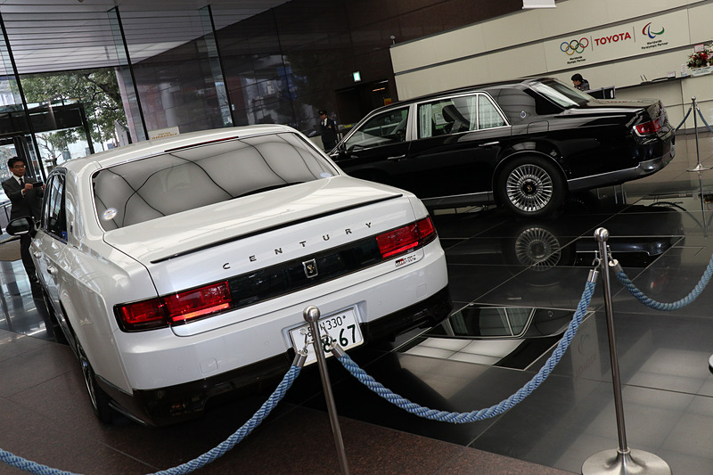 ボディカラーはセンチュリーの通常ラインアップにはないホワイト