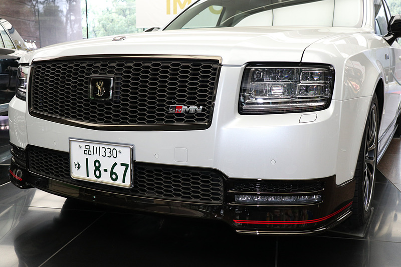 ハニカムメッシュの専用グリルにGRMNのバッヂを装着。バンパー下側のエアインテーク形状も変更され、両サイドのLEDフォグランプの上にエアインテークが追加されている