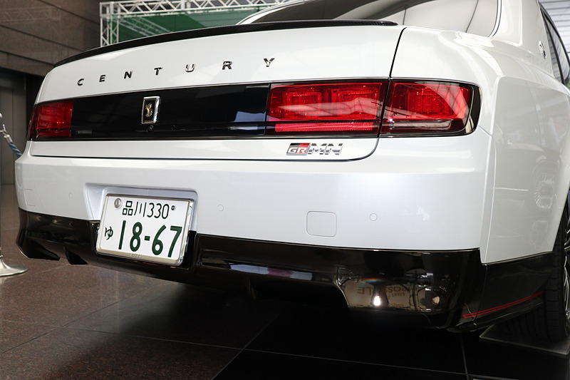 リアバンパーもディフューザーを備えたエアロタイプに変更。マフラーはベースモデルと同じものを装着していた