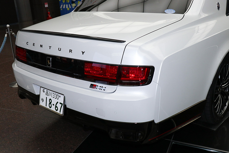 トランクリッドの上にカーボンスポイラーを追加