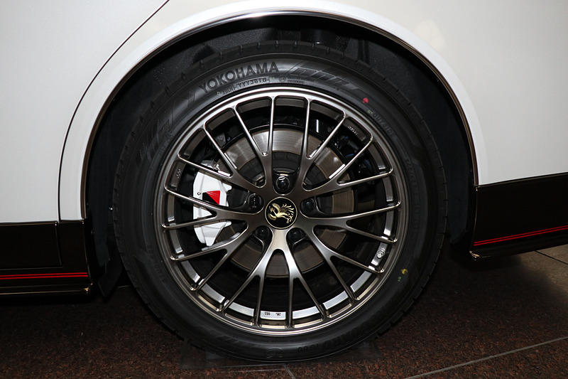 タイヤは純正サイズの225/55 R18から245/45 R19にインチアップ。BBS製のアルミホイールの中央に鳳凰エンブレムを備える。ブレーキキャリパーは前後ともホワイトに塗装