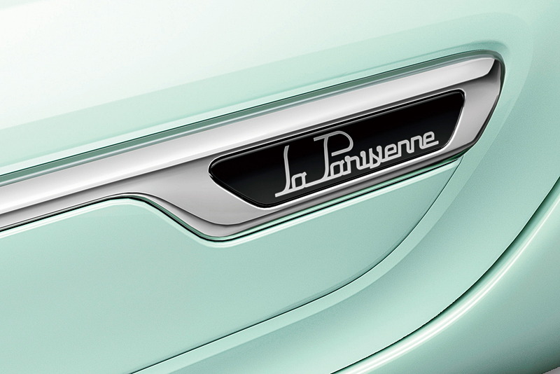 リアドア側に「La Parisienne」ロゴを備えるボディ同色サイドプロテクションモール