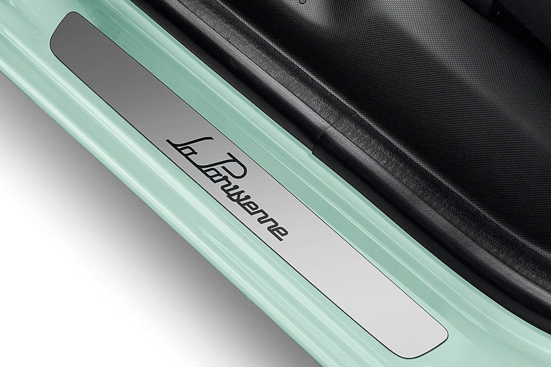 キッキングプレートも「La Parisienne」ロゴ入りとなる