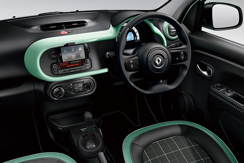 ダッシュボード、エアコンベゼルの一部などが専用色となるヴェール ピスタッシュ内装