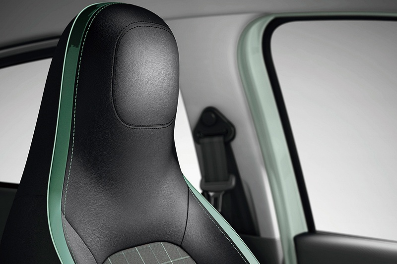 専用レザー調×ファブリックコンビシート（グリーン/ホワイトライン、前席シートヒーター付）