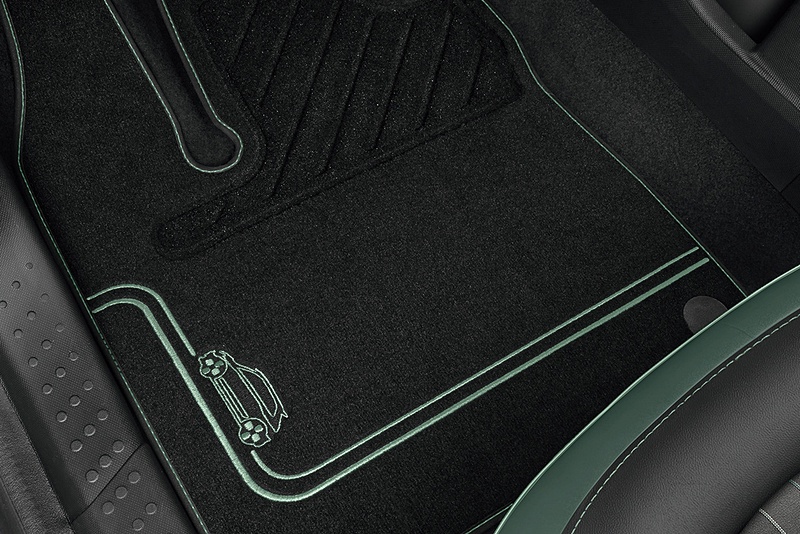 別売の専用フロアマット（1万9440円高）も用意される