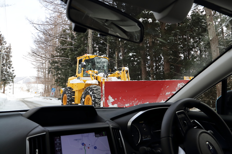 クルマがすれ違える分しか幅がない道路で巨大な除雪車と出くわしたときでも、慌てずに運転すればXVならすれ違いも朝飯前