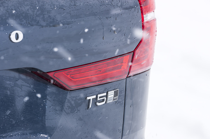 リアハッチに「T5」「AWD」「INSCRIPTIONのバッヂを装着する