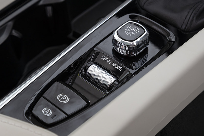 エンジンスタートとドライブモードセレクトの操作はどちらもダイヤル式