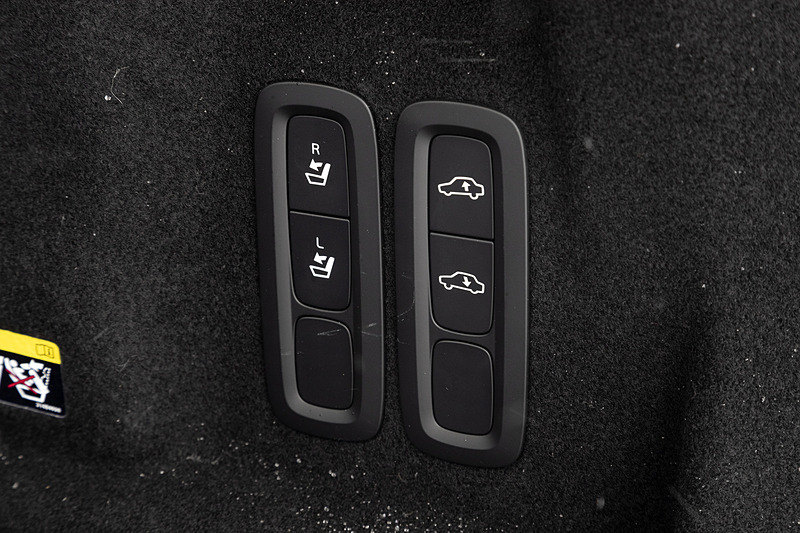 全車のリアシートが電動可倒式バックレストとなっており、試乗車はオプション装着するエアサスを利用してリア側の車高を変化させ、荷物の乗せ降ろしを楽にする機能も備えている