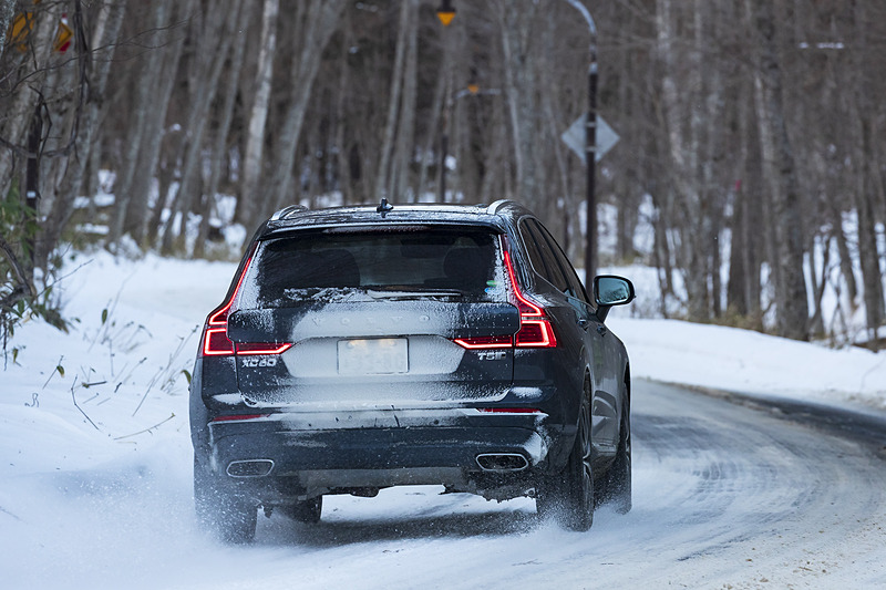 直列4気筒DOHC 2.0リッター直噴ターボ「B420」型は最高出力187kW（254PS）/5500rpm、最大トルク350Nm（35.7kgfm）/1500-4800rpmを発生。JC08モード燃費は12.6km/L