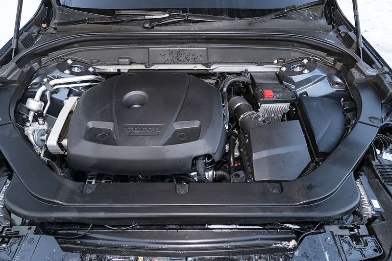 直列4気筒DOHC 2.0リッター直噴ターボ「B420」型は最高出力187kW（254PS）/5500rpm、最大トルク350Nm（35.7kgfm）/1500-4800rpmを発生。JC08モード燃費は12.6km/L