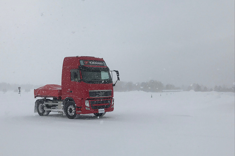 トラック用スタッドレスタイヤを装着して圧雪路をスラローム走行するトラクターヘッド。圧巻