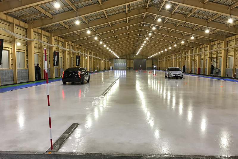 まるでスケートリンクのような温度管理された室内の試験場で、市販のアイスガード 6と吸水性を3倍に増やしたゴムを搭載したアイスガード 6を乗り比べ