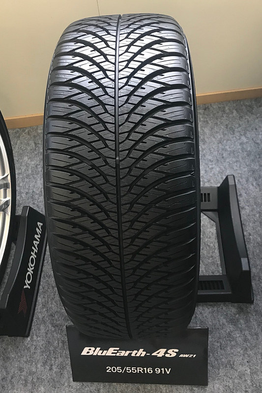 横浜ゴムのオールシーズンタイヤ「BluEarth-4S」。センターグルーブから伸びる左右対称のパターンが特徴的